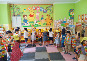 Dzieci tańczą w półkolu
